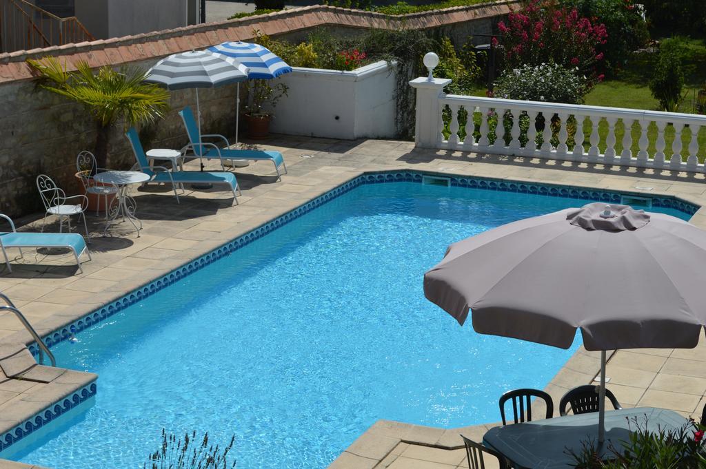 Hotel "Les Peyres" Lamothe-Landerron Zimmer foto